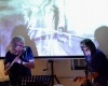 Charismatický písničkář, pětinásobná lepá matka, mysteriózní projekce. Tak může vypadat benefiční koncert