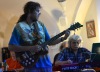 Charismatický písničkář, pětinásobná lepá matka, mysteriózní projekce. Tak může vypadat benefiční koncert
