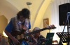 Charismatický písničkář, pětinásobná lepá matka, mysteriózní projekce. Tak může vypadat benefiční koncert