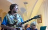 Charismatický písničkář, pětinásobná lepá matka, mysteriózní projekce. Tak může vypadat benefiční koncert