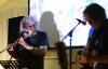 Charismatický písničkář, pětinásobná lepá matka, mysteriózní projekce. Tak může vypadat benefiční koncert