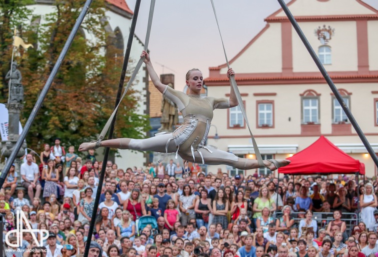 Komedianti, kejklíři a mimové podeváté probudí táborské ulice i náměstí