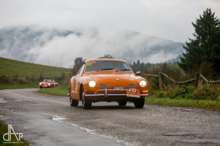 Veteráni se při South Bohemia Classic prohnali Jihočeským krajem. Vítaly je tisíce lidí