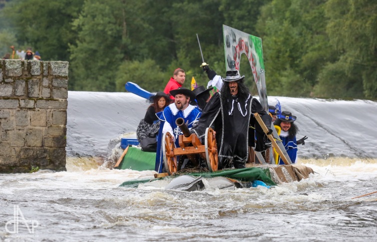 Kuriózní plavidla vyjela na Vltavu počtyřicáté sedmé. Zadařilo se mušketýrům
