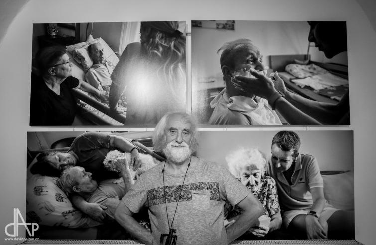Fotograf Jindřich Štreit vystavuje v Táboře snímky s koncem života. Lidé fotky hladili