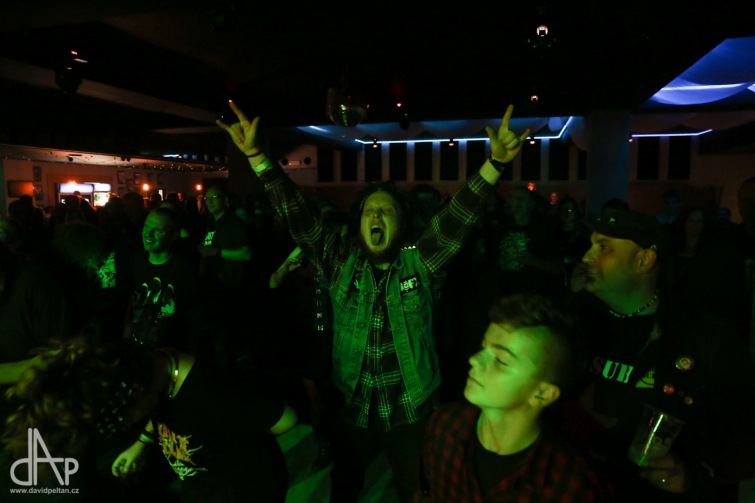 Punkáči řádili i v BarBaru. K pogu hráli Plexis