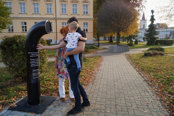 Blatná má Poeziomat. Po stisknutí tlačítka uslyšíte Vladimíra Holana i Romana Szpuka
