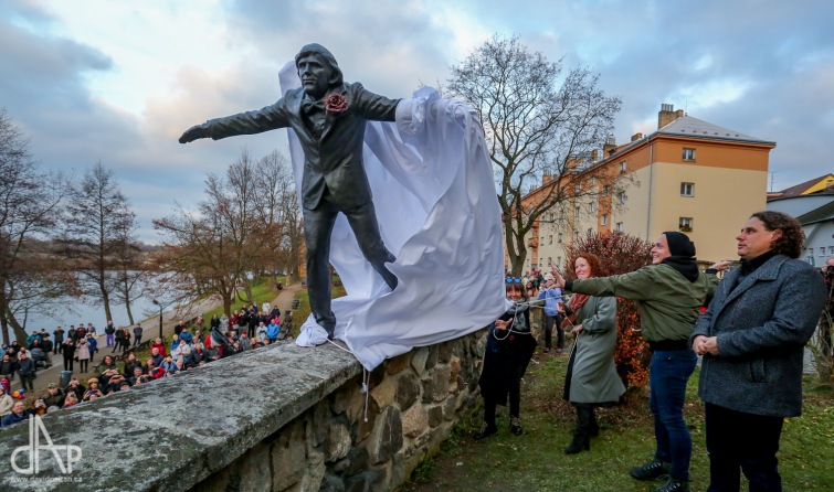Herec Jiří Hrzán balancuje na zdi u Jordánu