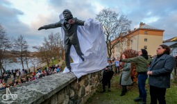 Herec Jiří Hrzán balancuje na zdi u Jordánu