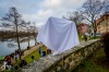 Herec Jiří Hrzán balancuje na zdi u Jordánu