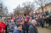 Herec Jiří Hrzán balancuje na zdi u Jordánu