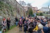 Herec Jiří Hrzán balancuje na zdi u Jordánu
