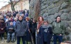 Herec Jiří Hrzán balancuje na zdi u Jordánu