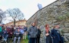 Herec Jiří Hrzán balancuje na zdi u Jordánu