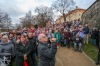 Herec Jiří Hrzán balancuje na zdi u Jordánu