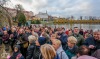 Herec Jiří Hrzán balancuje na zdi u Jordánu