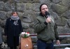 Herec Jiří Hrzán balancuje na zdi u Jordánu