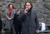 Herec Jiří Hrzán balancuje na zdi u Jordánu