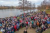 Herec Jiří Hrzán balancuje na zdi u Jordánu