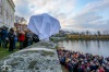 Herec Jiří Hrzán balancuje na zdi u Jordánu