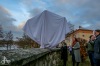 Herec Jiří Hrzán balancuje na zdi u Jordánu