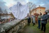 Herec Jiří Hrzán balancuje na zdi u Jordánu