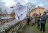 Herec Jiří Hrzán balancuje na zdi u Jordánu