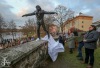 Herec Jiří Hrzán balancuje na zdi u Jordánu