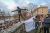 Herec Jiří Hrzán balancuje na zdi u Jordánu