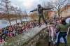 Herec Jiří Hrzán balancuje na zdi u Jordánu