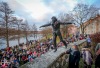 Herec Jiří Hrzán balancuje na zdi u Jordánu