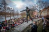 Herec Jiří Hrzán balancuje na zdi u Jordánu