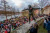 Herec Jiří Hrzán balancuje na zdi u Jordánu