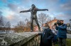Herec Jiří Hrzán balancuje na zdi u Jordánu