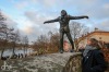 Herec Jiří Hrzán balancuje na zdi u Jordánu