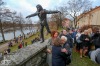Herec Jiří Hrzán balancuje na zdi u Jordánu