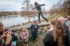 Herec Jiří Hrzán balancuje na zdi u Jordánu