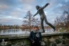 Herec Jiří Hrzán balancuje na zdi u Jordánu