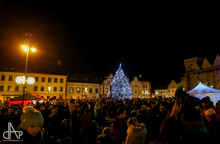 Tábor i Bechyně rozsvítily vánoční strom. S Nuzickým zvonkem zpívalo celé náměstí