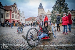 Lidé korzovali ulicemi, poslouchali i vzpomínali na básníka