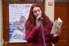 Lidé korzovali ulicemi, poslouchali i vzpomínali na básníka