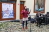 Lidé korzovali ulicemi, poslouchali i vzpomínali na básníka