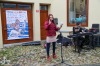Lidé korzovali ulicemi, poslouchali i vzpomínali na básníka