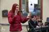 Lidé korzovali ulicemi, poslouchali i vzpomínali na básníka