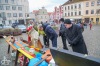 Lidé korzovali ulicemi, poslouchali i vzpomínali na básníka