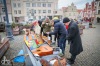 Lidé korzovali ulicemi, poslouchali i vzpomínali na básníka