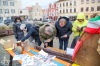 Lidé korzovali ulicemi, poslouchali i vzpomínali na básníka