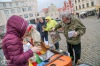 Lidé korzovali ulicemi, poslouchali i vzpomínali na básníka