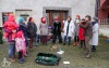 Lidé korzovali ulicemi, poslouchali i vzpomínali na básníka