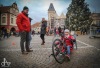 Lidé korzovali ulicemi, poslouchali i vzpomínali na básníka